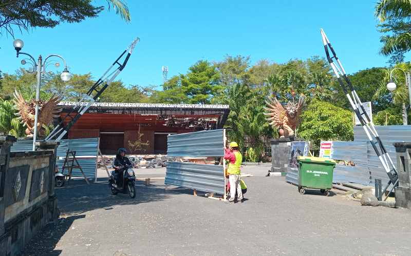MASA RENOVASI : Pintu masuk Gedung Kesenian Ir. Soekarno sudah terpasang pintu proyek pembatas aktivitas masyarakat.(m.basir/radar bali)