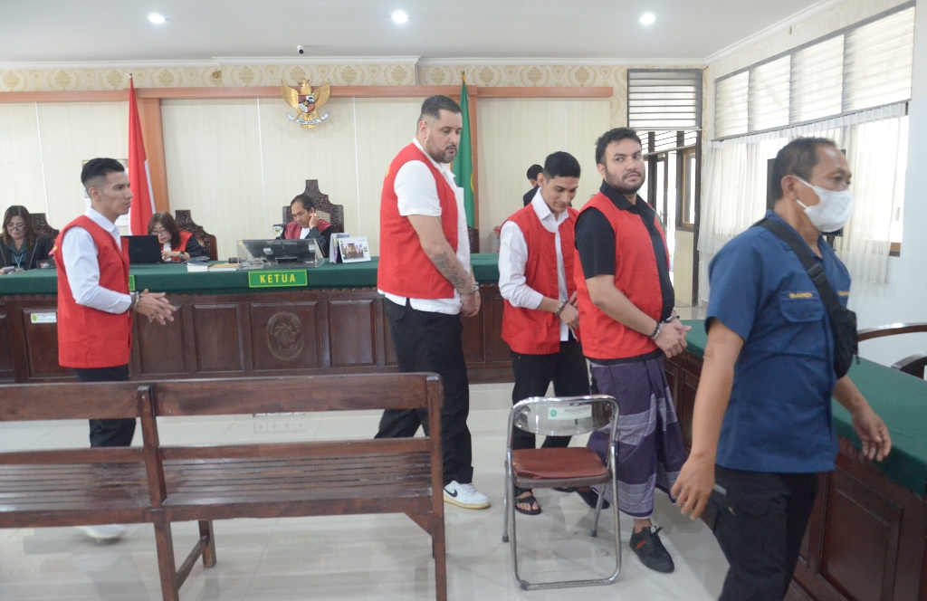 TETAP SANTAI: Empat anggota gangster asal Meksiko menjalani sidang tuntutan di Pengadilan Negeri (PN) Denpasar Selasa 13 Agustus 2024.