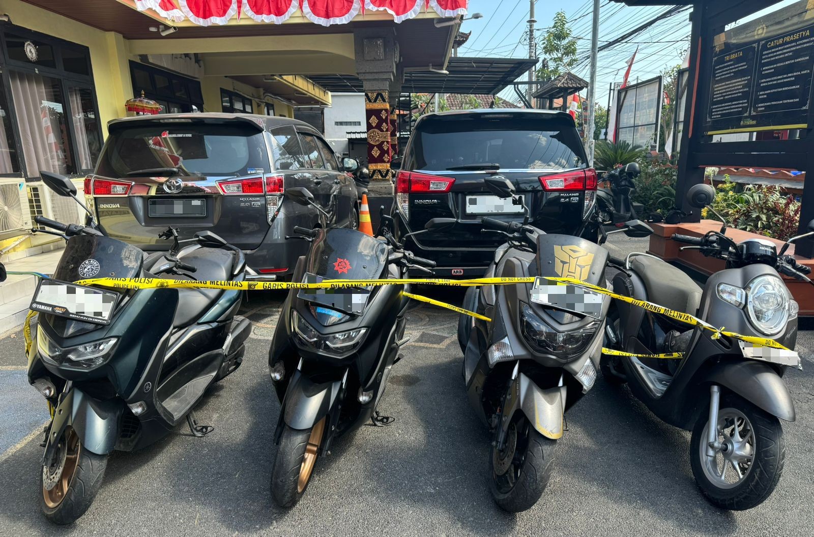 MODUS MENYEWA: Barang bukti (BB) mobil dan motor yang berhasil disita oleh tim buser Polsek Kuta Utara dari pelaku kejahatan penggelapan mobil dan motor rental