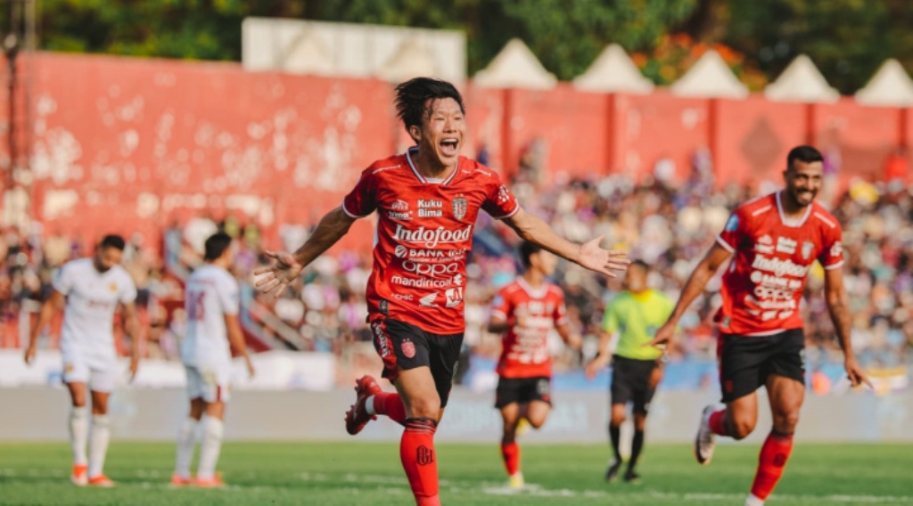GOL: Mitsuru Maruoka merayakan gol  saat tanding melawan Persik Kediri.