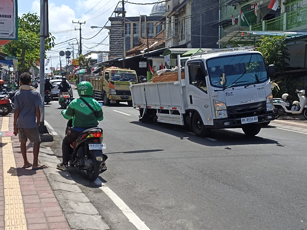 MOGOK: Sebuah truk engkel mendadak mogok akibat satu ban belakang lepas di kawasan Jalan  Kartini , Denpasar, Rabu 14 Agustus 2024.