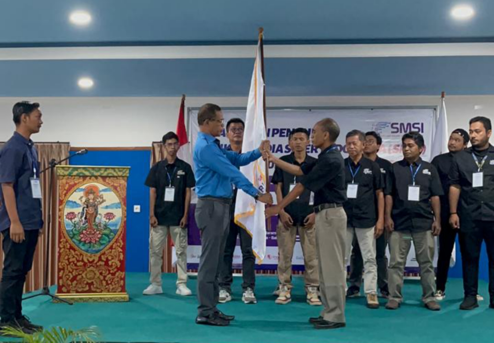 RESMI: Ketua SMSI Bali Emanuel Dewata Oja (Edo) (kiri) menyerahkan bendera kepada Ketua SMSI Buleleng Francelino Xavier Ximenes Freitas di Singaraja, Rabu (14/8/2024).