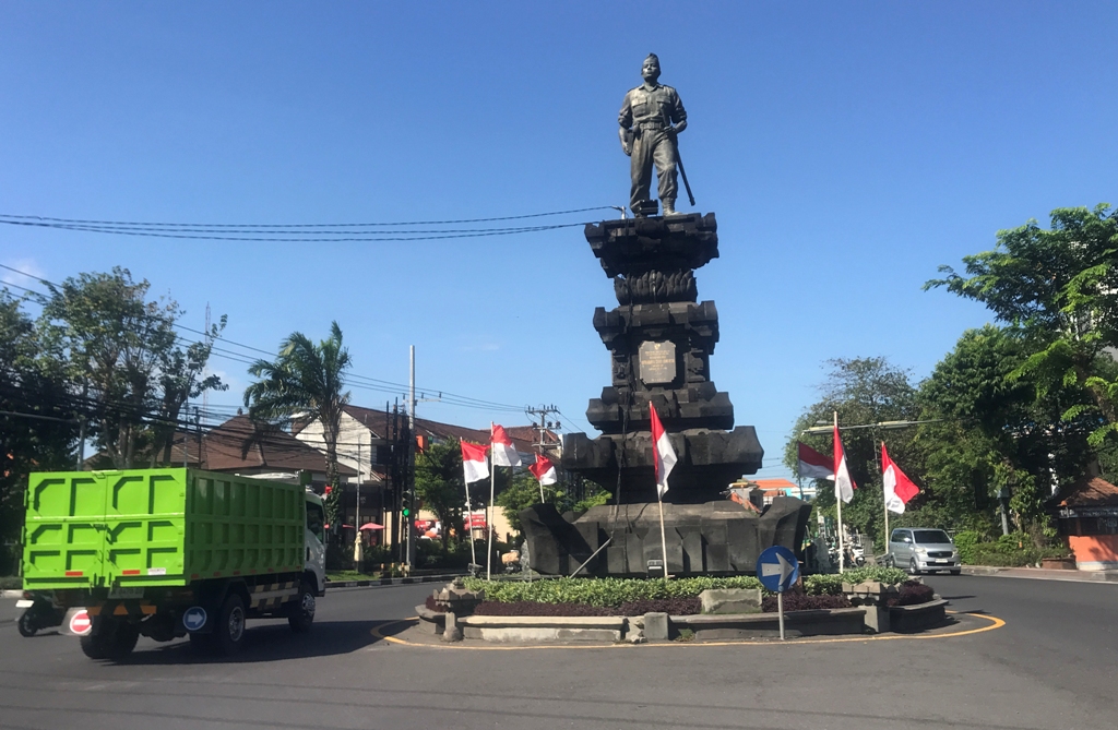 BERHIAS:  Jelang HUT Kemerdekaan, Patung Kapten Cokorda Agung Tresna mulai dihiasi merah putih.
