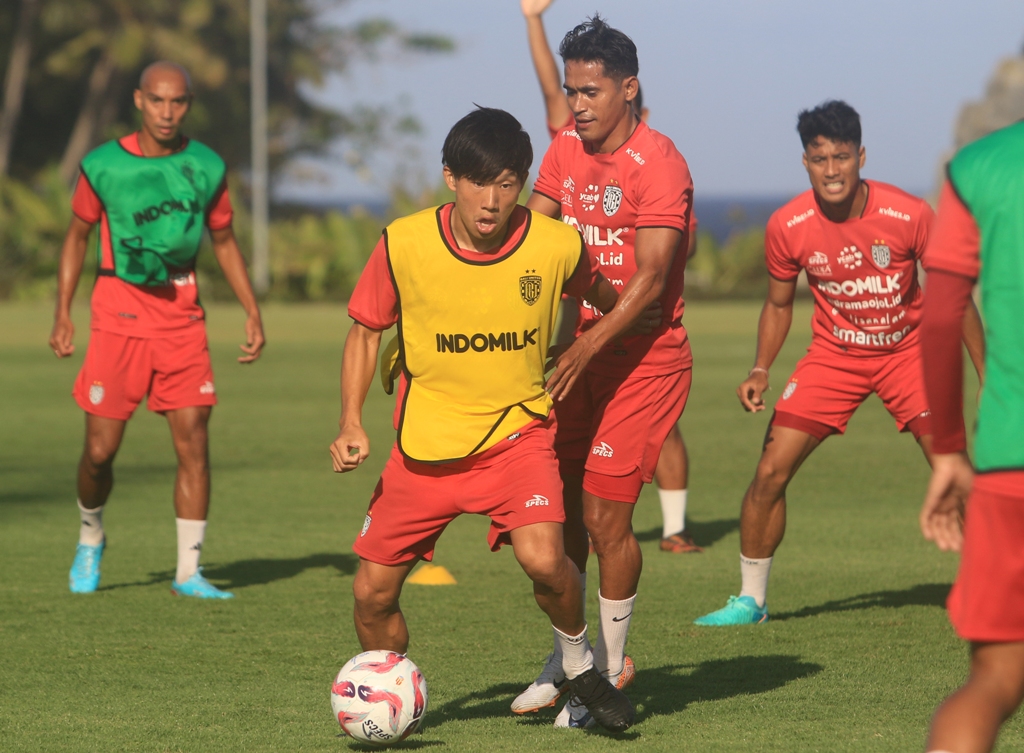 LATIHAN: Mitsuru Maruoka dkk saat latihan di Bali United Training centre pantai Purnama, Rabu 14 Agustus 2024.