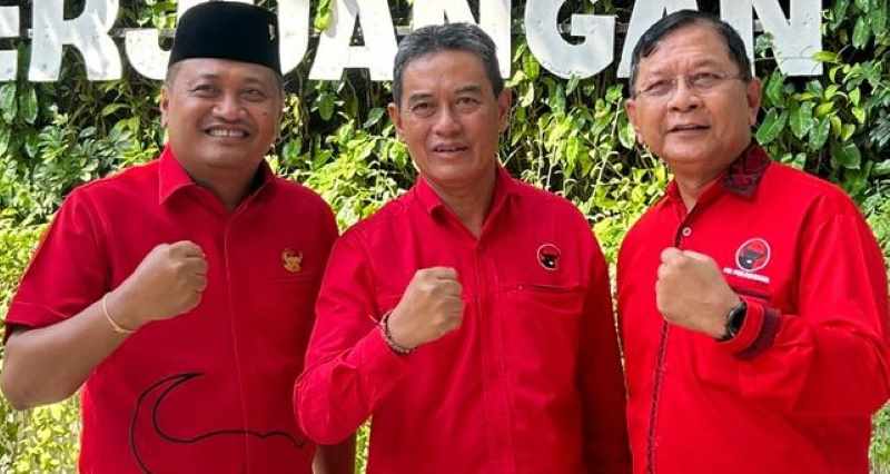 DAPAT RESTU : Sutjidra (kanan) bersama dengan Supriatna (tengah) alias JOSS Susu resmi dapat rekomendasi dari PDIP untuk berlaga di Pilkada Buleleng 2024.(Istimewa)