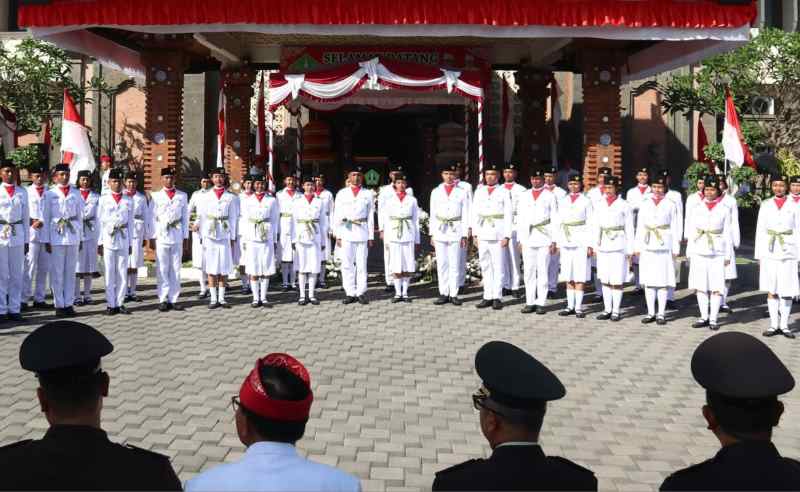 SEREMONI PENGUKUHAN : Sebanyak 70 anggota Paskiraka Kabupaten Tabanan dikukuhkan dan tugasnya akan menjadi duta Pancasila.(juliadi/radar bali)