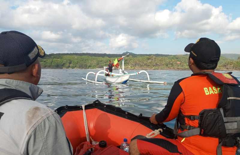 DALAM PENCARIAN : Petugas gabungan saat melakukan pencarian pemancing yang hilang. (Istimewa)