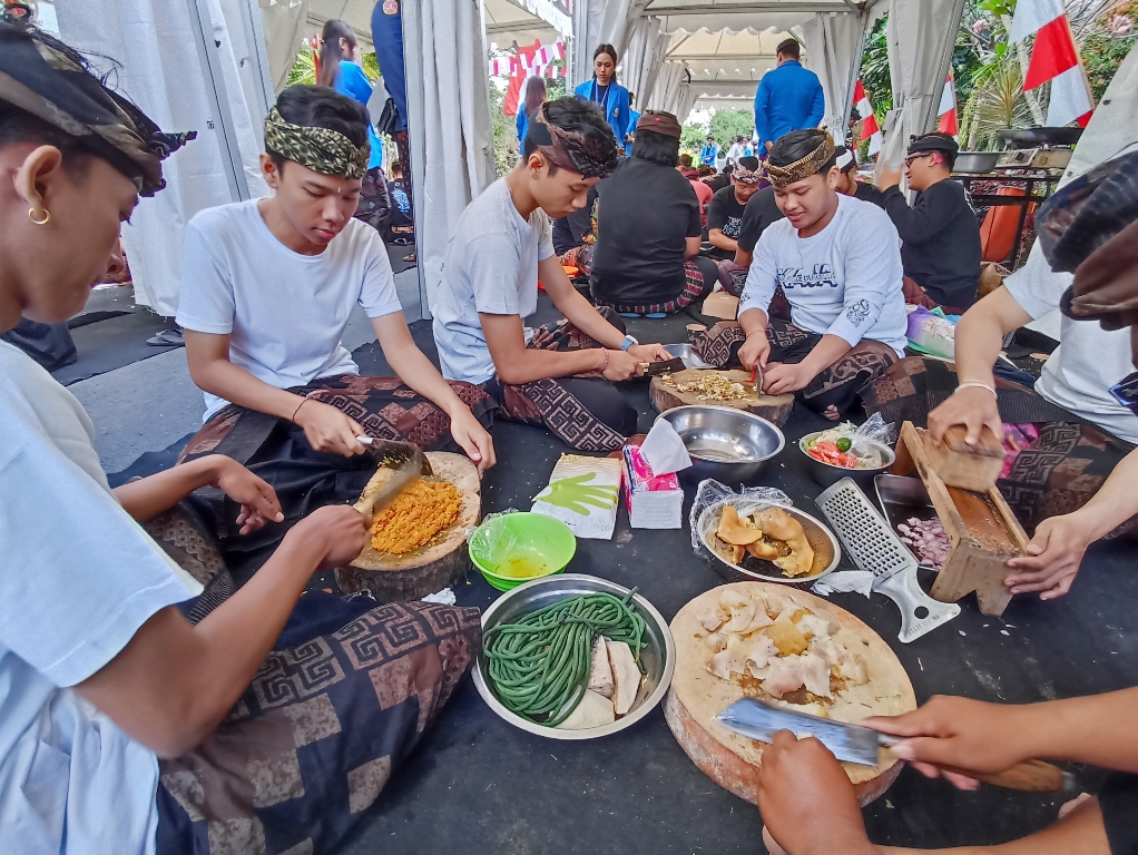 NGELAWAR: Kegiatan lomba ngelawar yang diikuti 10 STT di lingkungan Desa Sumerta KLOD, Denpasar, Jumat 16 Agustus 2024.