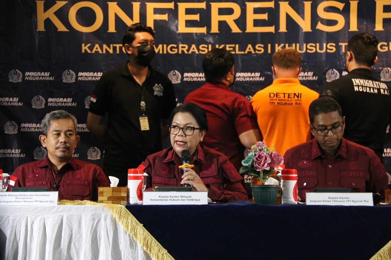 DIGULUNG: Kakanwil Kementerian Hukum dan HAM Bali, Pramella Y. Pasaribu dalam sesi konferensi pers penemuan biji ganja saat geledah WNA Rusia Anton Viktorovich (baju tahanan) Kamis, 15 Agustus 2024.