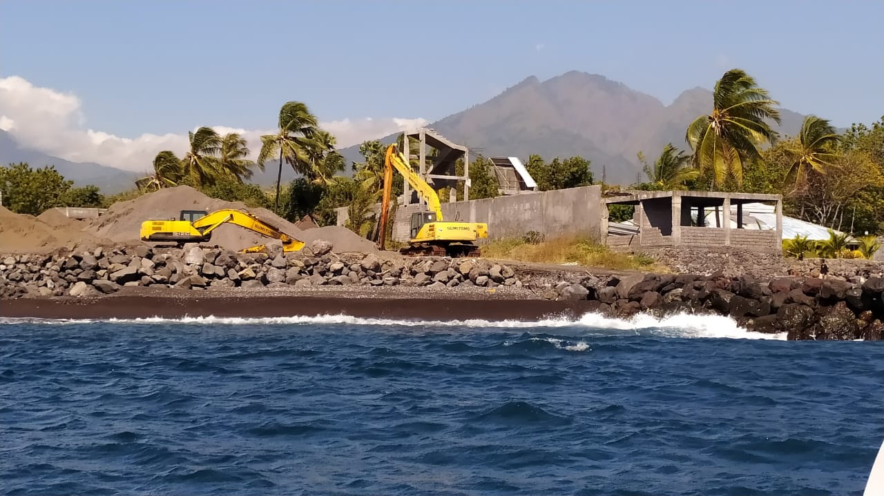 REKLAMASI: Pelabuhan tongkang yang baru dibuat PT. Pasir Toya Anyar Kubu (PTAK), milik Yosef Anton Widjaya Edy Widjaya, dengan cara reklamasi di Kubu Karangasem, Rabu (14/8/2024).