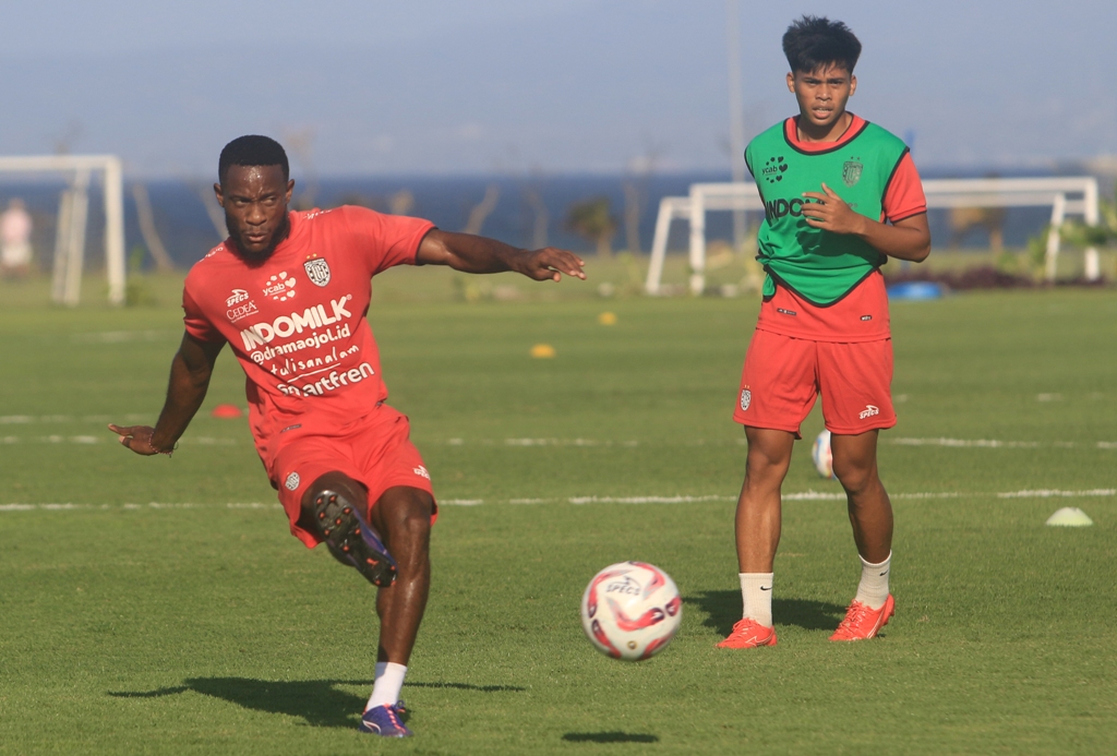 PERSIAPAN: Privat Mbarga dkk saat latihan di Bali United Training Centre, Pantai Purnama, Gianyar, Rabu 14 Agustus 2024.