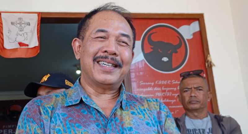 MUNDUR DARI PDIP: Dokter Caput mundur dengan memberikan surat pengunduran diri ke Sekretariat DPC PDIP Buleleng. Dia mengaku ingin fokus di luar politik.(francelino junior)