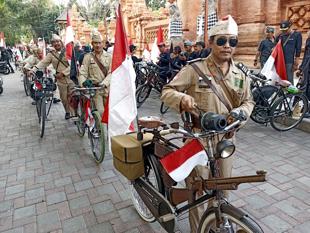 PAWAI:  Komunitas Sepeda Tua Indonesia (Kosti) Bali turut menyemarakkan Hari Kemerdekaan RI dengan melakukan konvoi mengelilingi Kota Denpasar,  Sabtu 17 Agustus 2024