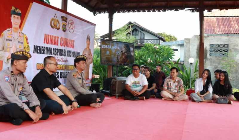 BAHAS BALAP LIAR : Jumat Curhat Polres Buleleng diisi dengan keluhan masyarakat Desa Pemaron terkait aksi balap liar.( Foto: Polres Buleleng untuk Radar Bali)