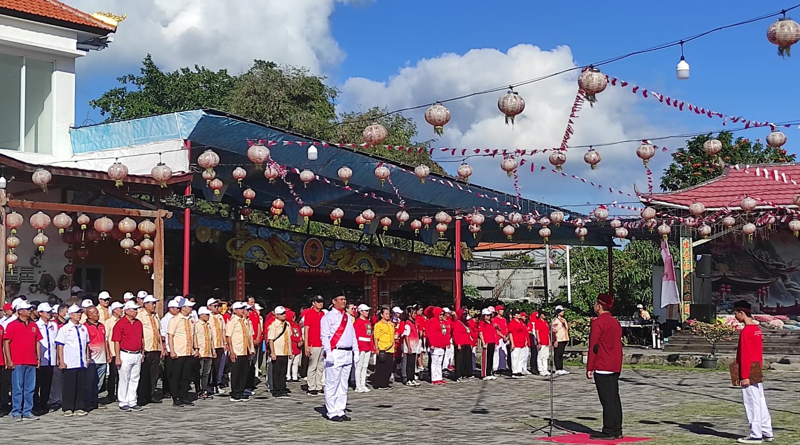 CINTA TANAH AIR: Suasana pelaksanaan upacara HUT Kemerdekaan RI ke-79 oleh 13 organisasi Tionghoa di Bali yang berlangsung di halaman sekretariat Pakabar Bali jalan Gunung Soputan Denpasar.