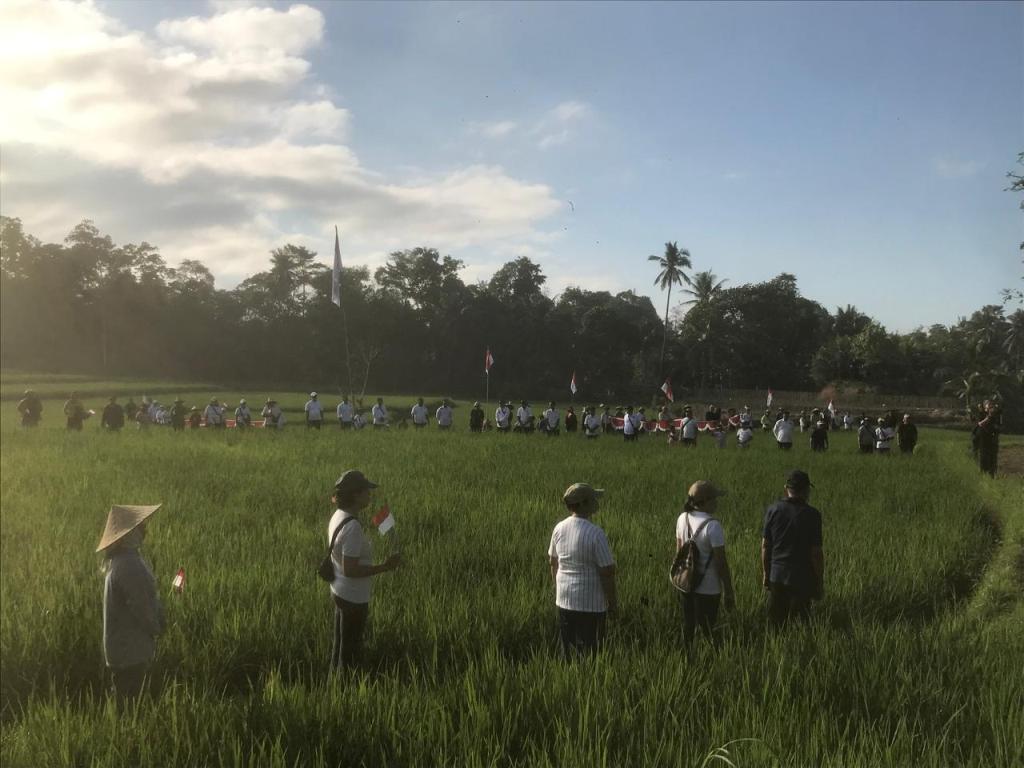APEL KEMERDEKAAN: Kegiatan Apel Kemerdekaan RI ke-79 STT Acarya Perkasa dan warga Banjar Blungbang, Penarungan di tengah sawah, Sabtu 17 Agustus 2024.