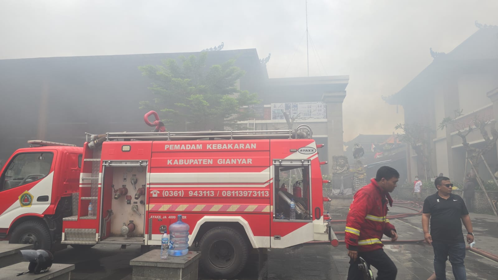 KEBAKARAN: 21 unit Damkar, dibantu Polri dan TNI Berjuang memadamkan Api di Pasar Seni Ubud, Sabtu 17 Agustus 2024.