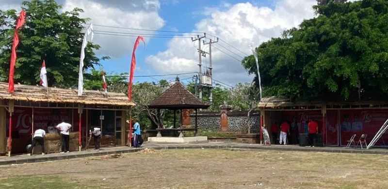 MERIAHKAN PAMERAN : Stan-stan UMKM terlihat sudah selesai dibangun untuk memeriahkan pameran peringatan HUT Kemerdekaan RI yang berlangsung di Taman Candra Bhuana, Amlapura. (foto zulfika rahman)