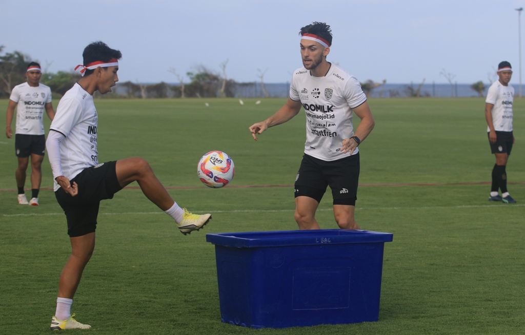 LATIHAN: Pemain Bali United mengikuti lomba 17-an sebelum latihan di Bali United Training Centre, Pantai Purnama, Gianyar, Sabtu 17 Agustus 2024.