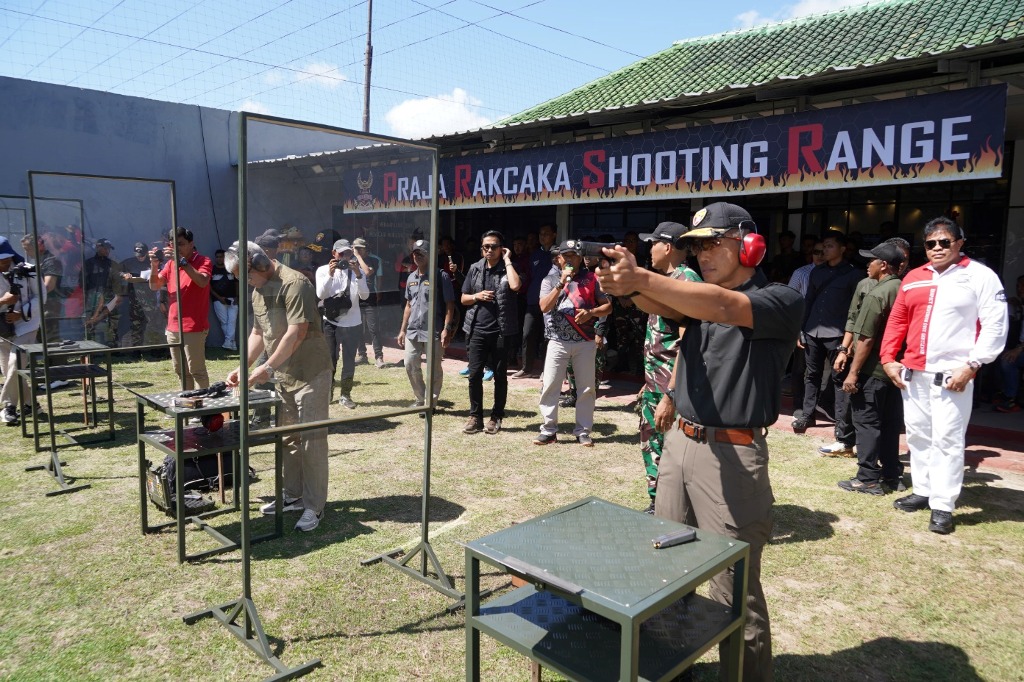 RESMIKAN: Pangdam IX/Udayana Mayjen TNI Bambang Trisnohad resmikan lapangan tembak Praja Rakcaka Shooting Range, Wisma Bayu, Mako Deninteldam IX/Udayana, Kuta, Badung, Sabtu 17 Agustus 2024.