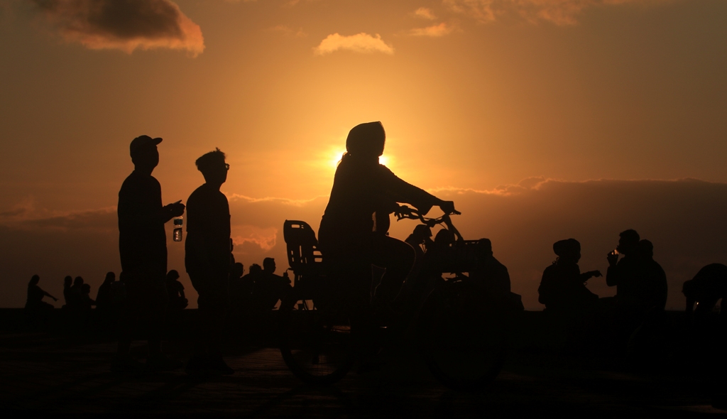 MENTARI PAGI:  Sunrise di Pantai Matahari Terbit di Sanur yang terhalang mendung, Minggu 18 Agustus 2024