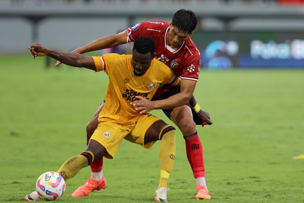 TANDING: Pemain Bali United, Elias Dolah berusaha merebut bola dari  kaki Kapten Semen Padang Ikechukwu Kenneth Ngwoke di Stadion Kapten I Wayan Dipta, Gianyar, Minggu 18 Agustus 2024.