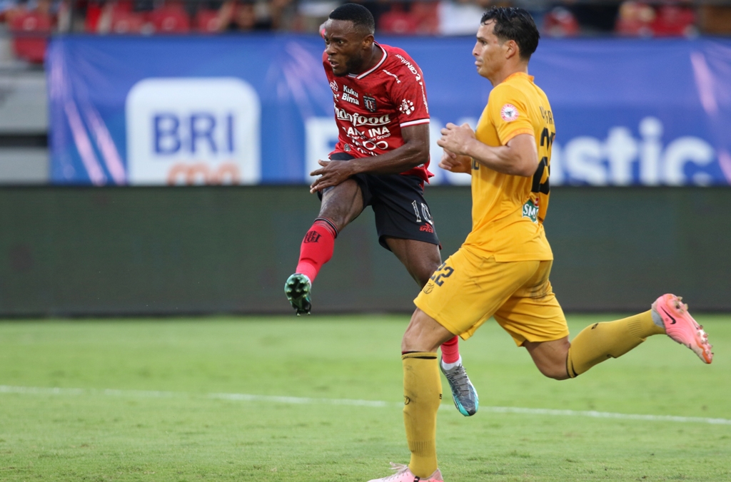 CETAK GOL- Privat Mbarga (merah) saat melesakkan gol ke gawang Semen Padang di Stadion Kapten I Wayan Dipta, Gianyar, Minggu 18 Agustus 2024.