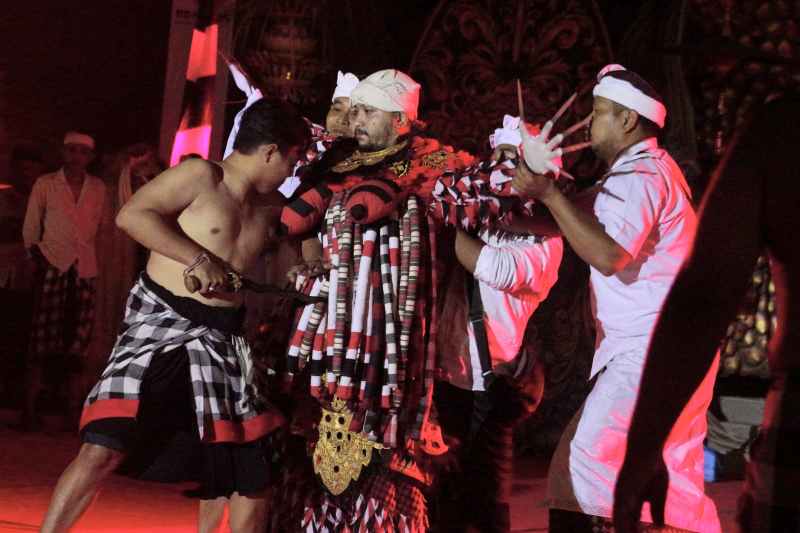 TETAP MEMIKAT : Calonarang yang dipentaskan Paguyuban Seni Bali (PSB) di RTH Bung Karno. (Dinas Kebudyaan Buleleng)