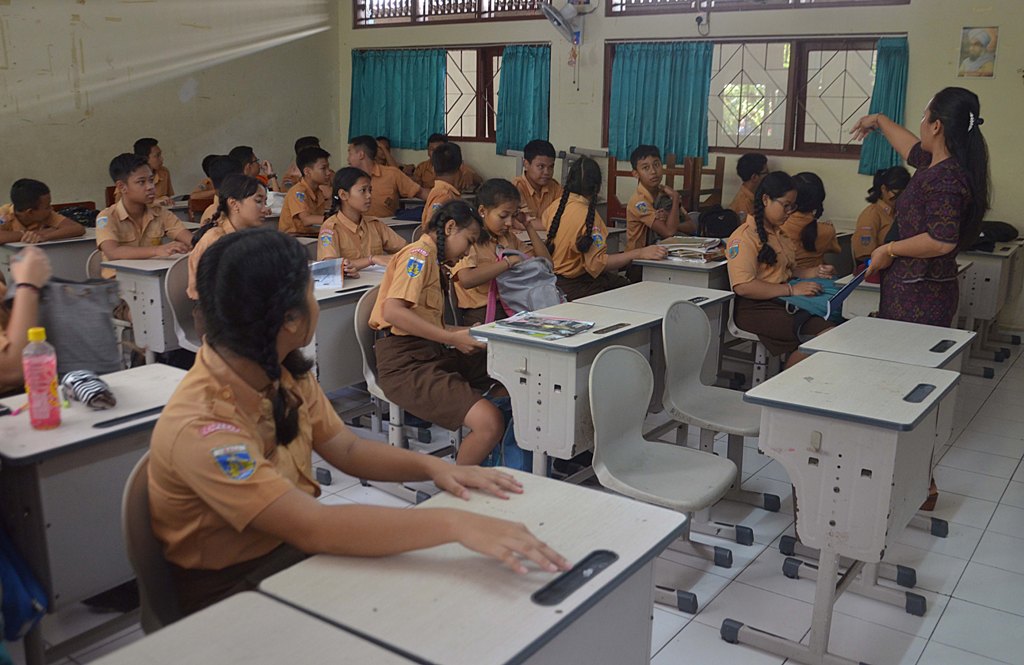 SUBSIDI: Para siswa di salah satu Sekolah SMP Swasta Denpasar yang akan mendapat bantuan subsidi dari Pemkot Denpasar sebesar Rp 1,5 juta per orang.