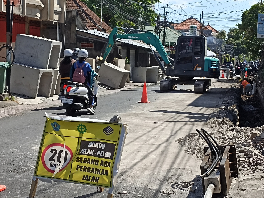 PERBAIKAN: Proyek perbaikan drainase di kawasan Jalan Gatot Kaca, Denpasar ditutup sementara.