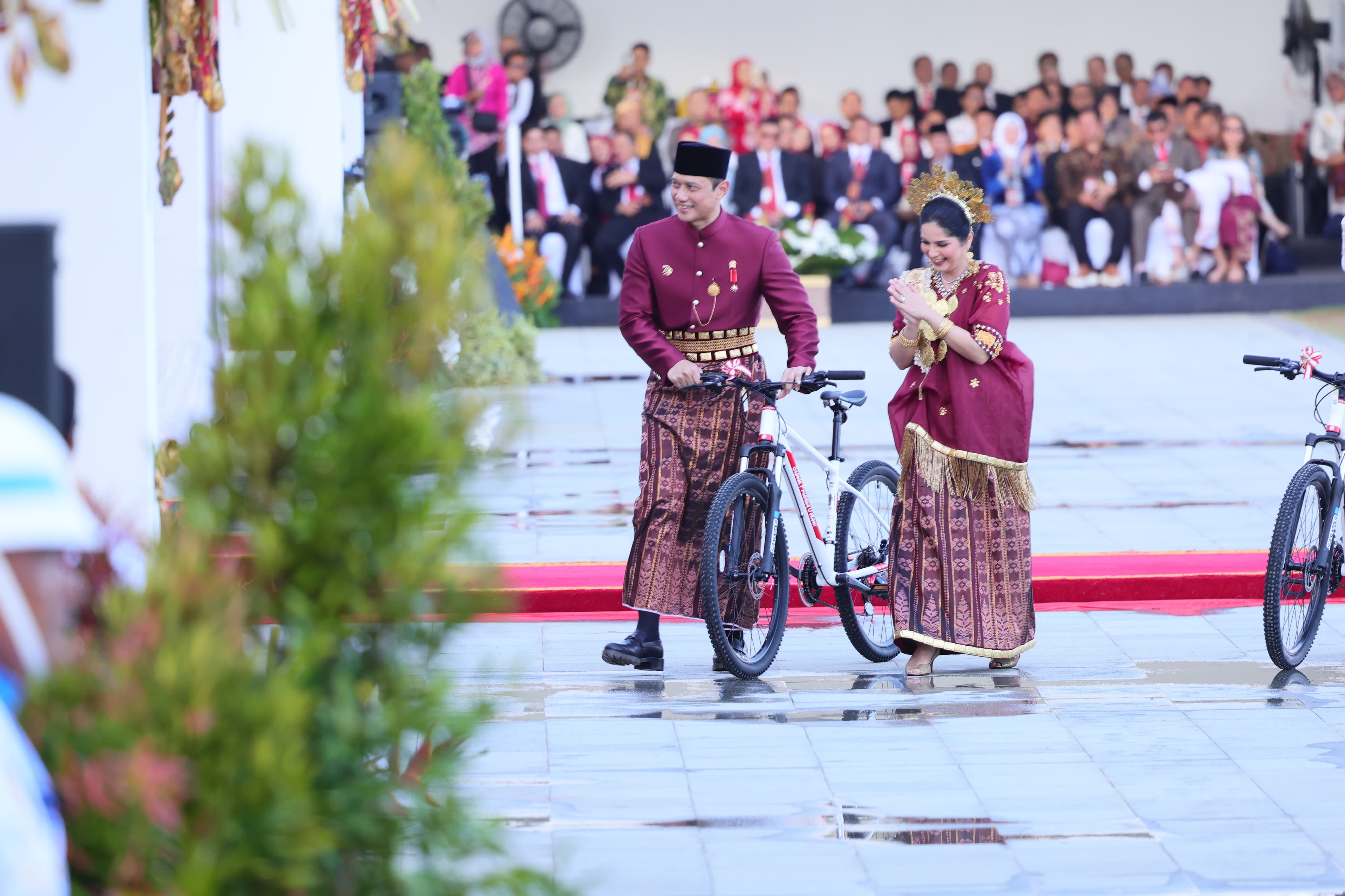 Menteri Agraria dan Tata Ruang/Kepala Badan Pertanahan Nasional (ATR/BPN), Agus Harimurti Yudhoyono menngenakan busana adat Sulawesi Selatan bersama istrinya