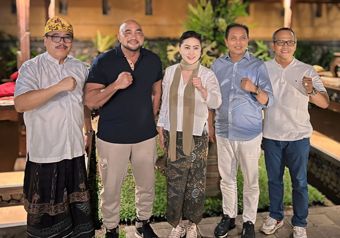 KOMITMEN: Ketua DPD Golkar Bali Dr Nyoman Sugawa Korry bersama Made Muliawan Arya alias De Gadjah dan koalisi KIM (Radar Bali Photo)