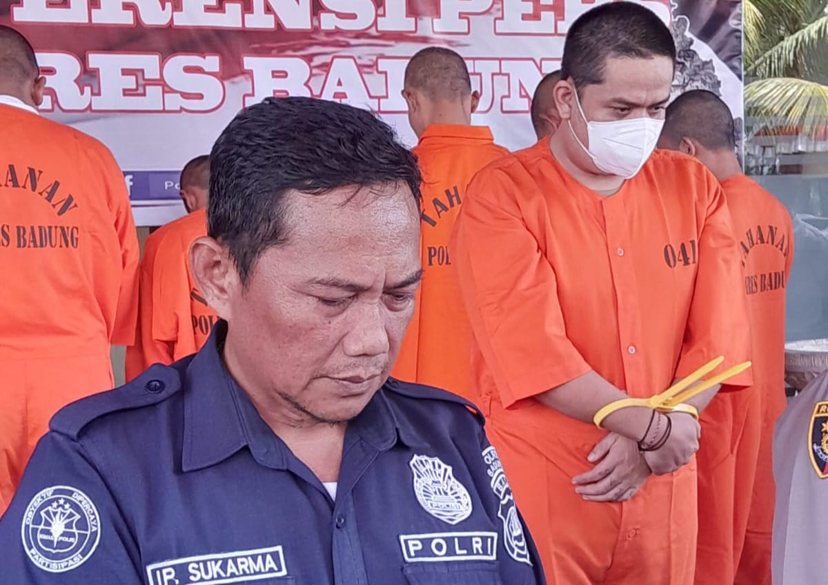 DIAMANKAN: Muhammad Ali Hanafiah (kanan pakai masker baju tahanan), 28, diamankan Polres Badung karena membela teman cewek