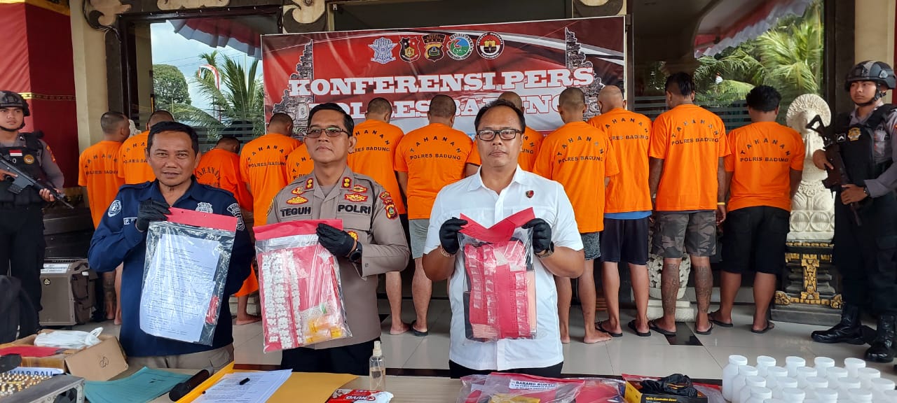 BERANTAS NARKOBA: Lukman Nurhakim, 24, dan 11 pelaku lain dibeberkan Polres Badung, Senin (19/8).