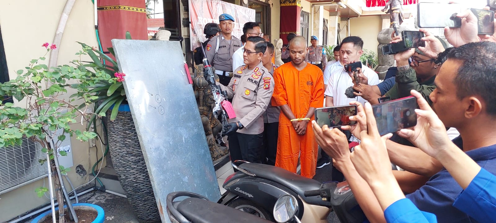 DIBEKUK: Arya Pangestu alias Mang Yo, 26, kenakan pakaian tahanan Polres Badung, Senin (19/8/2024).