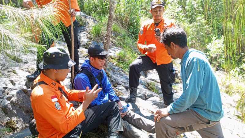 DITEMUKAN SELAMAT : I Nyoman Jonatan saat ditemukan tim SAR gabungan di ketinggian 1.962 MDPL usai tersesat saat melakukan pendakian di Gunung Agung, Minggu (18/8).(Istimewa)
