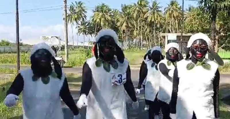 ADA SAJA KELAKUANNYA : Peserta gerak jalan berkostum ala film kartun anak-anak Shaun The Sheep. (m.basir/radar bali)