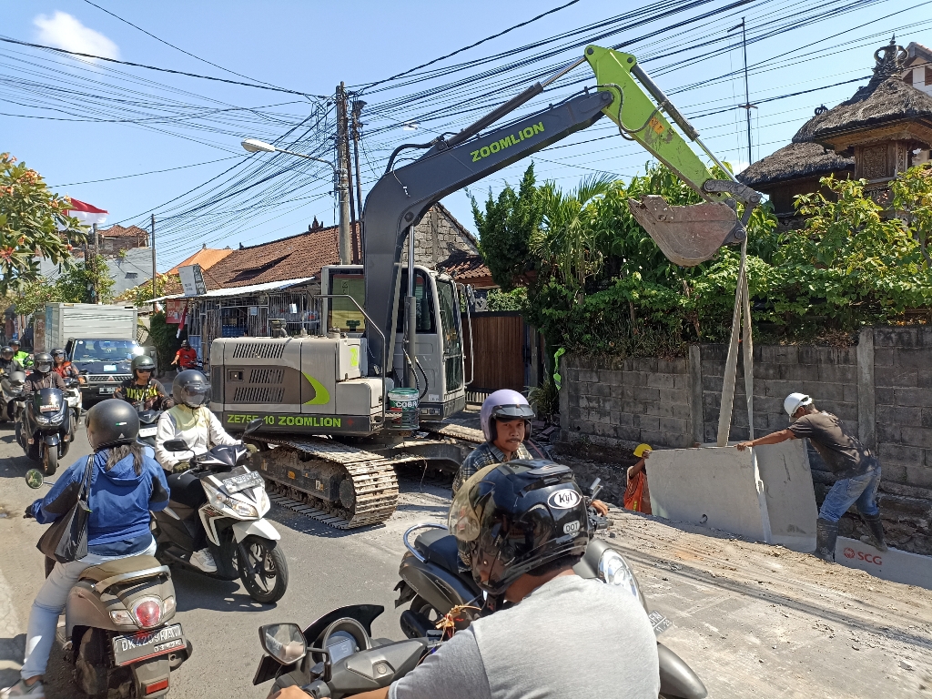BANGUN DRAINASE: Proyek pembangunan drainase di kawasan Jalan Kecubung, Denpasar untuk antisipasi terjadi banjir atau genangan air.