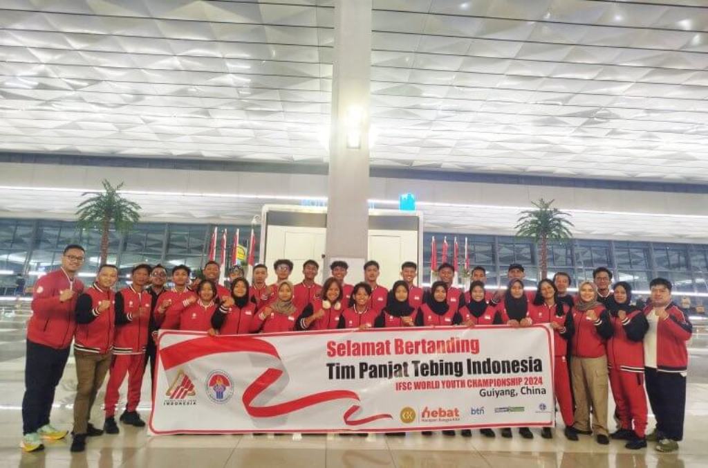 BERANGKAT: Para atlet muda panjat tebing Indonesia saat berangkat menuju Guiyang, China Selasa 20 Agustus 2024.