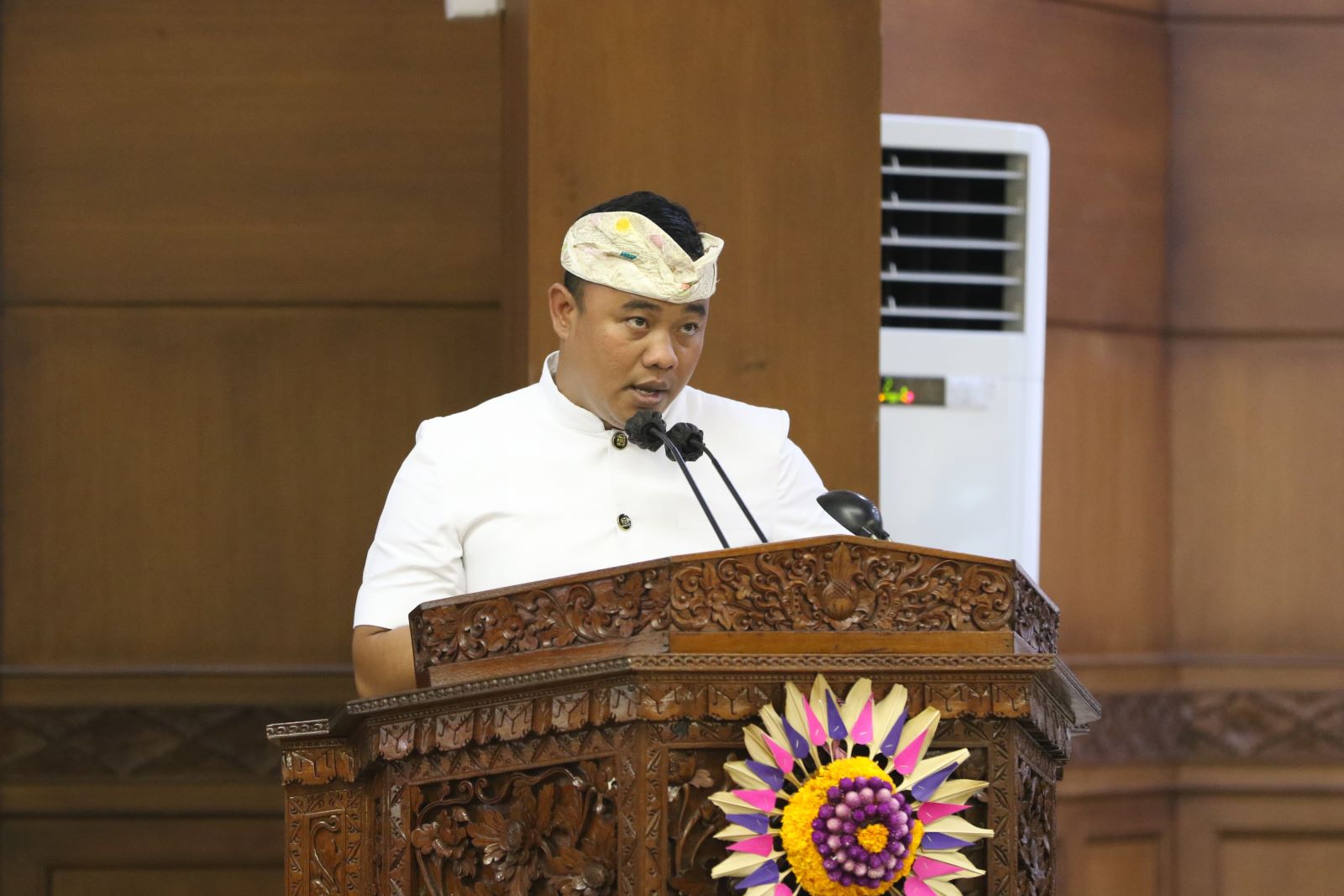 TARIK ULUR: Ketua Fraksi Gerindra Provinsi Bali I Ketut Juliartha saat memberikan pandangan umum di DPRD Bali (19/8/2024)
