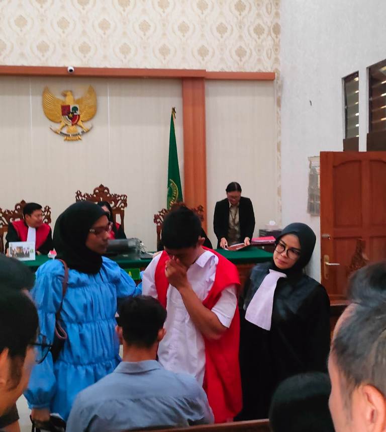 BERURAI AIR MATA: Amrin Al Rasyid Pane menangis usai dituntut 12 tahun penjara di PN Denpasar, Selasa 20 Agustus 2024.