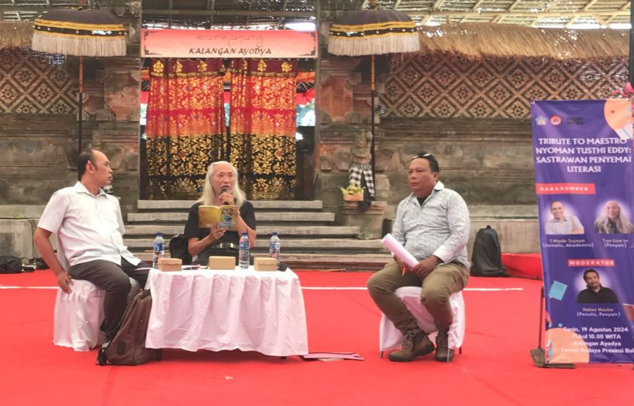 PENDIDIKAN SASTRA: Penyair Tan Lioe Ie alias Yoki (tengah) dalam diskusi karya sastra Nyoman Tusthi Eddy