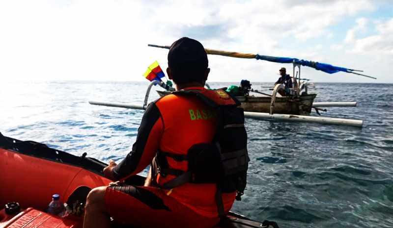 TAK DITEMUKAN : Basarnas Karangasem saat melakukan proses pencarian pemancing yang hilang terseret arus di Pantai Pasir Putih, Karangasem. (Istimewa)