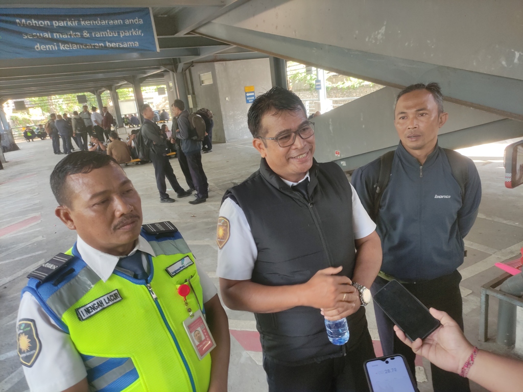 AKSI: Made Dodik Satriawan (tengah) selaku Ketua Umum Serikat Pekerja Angkasa Pura Supports  memberikan keterangan perihal aksi mogoknya.