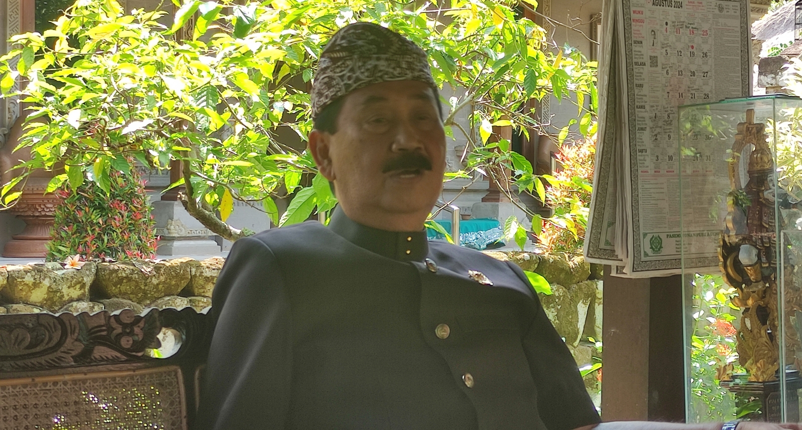 EVEN BUDAYA: Penglingsir Ageng Puri Mengwi, AA Gde Agung ditemui Kamis (22/8/2024). (Marsellus Pampur/Radar Bali)