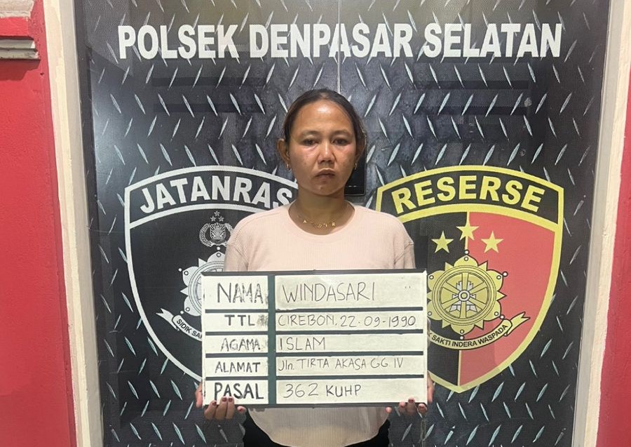 DIBEKUK: Winda Sari saat diamankan di Polsek Denpasar Selatan setelah ketahuan nyolong perhiasan majikan senilai Rp 1 miliar lebih