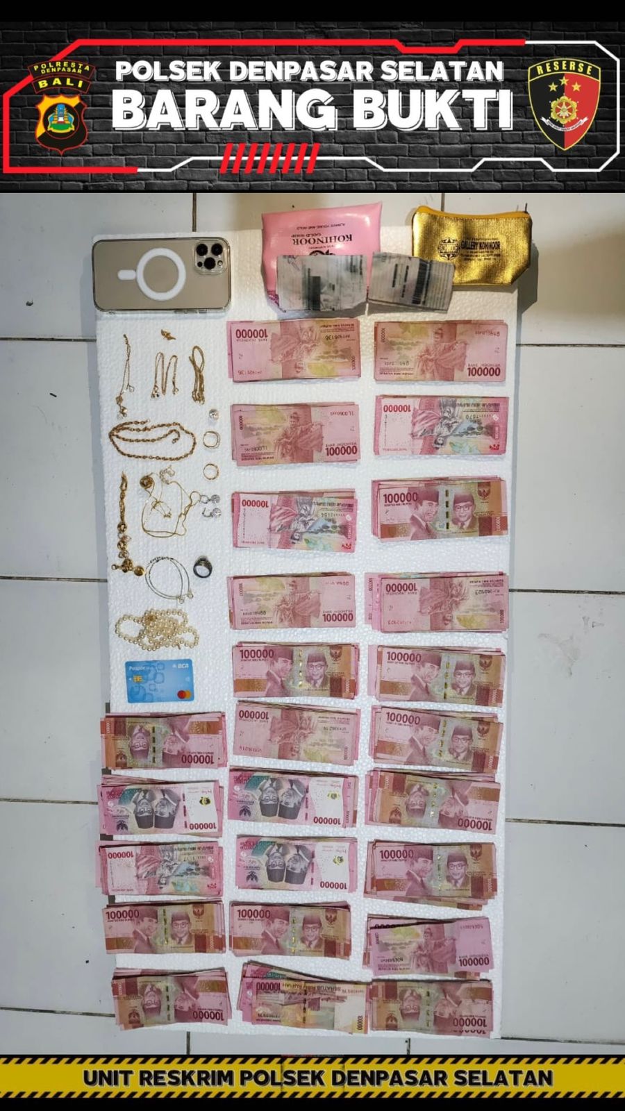 Barang bukti perhiasan hasil penjualan yang digarong asisten rumah tangga.