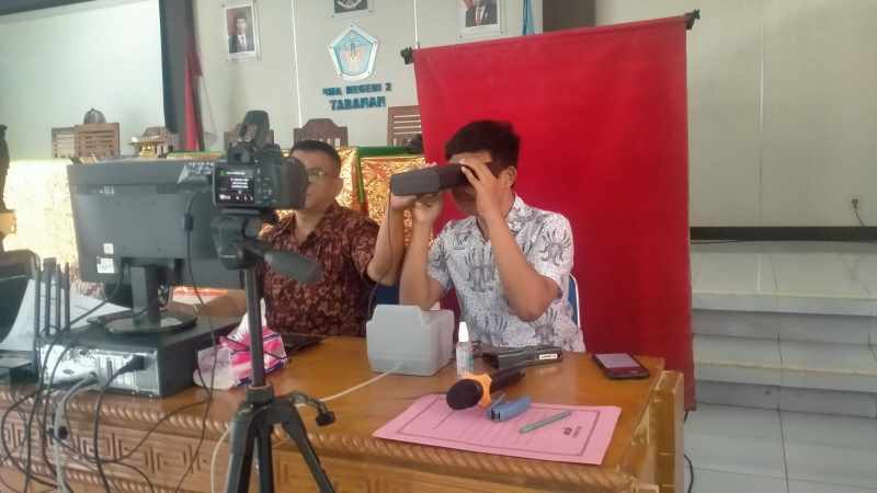 REKAM DATA : Suasana perekaman e-KTP terhadap pemilih pemula di SMAN 2 Tabanan. (juliadi/radar bali)