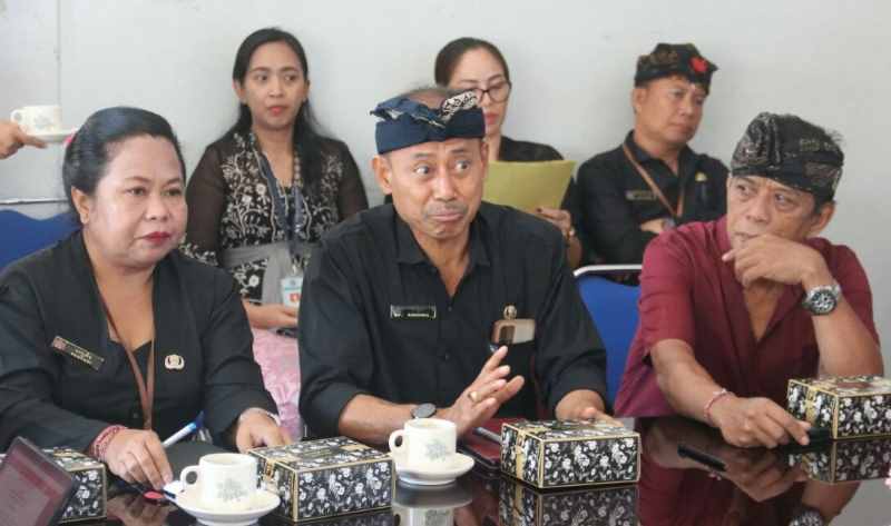 RANCANG PROGRAM KE DEPAN : Rapat jajaran Disbud Buleleng dalam rangka menyusun PPKD untuk kemajuan dan amankan budaya lokal di Buleleng.( Foto: Dinas Kominfosanti Buleleng)