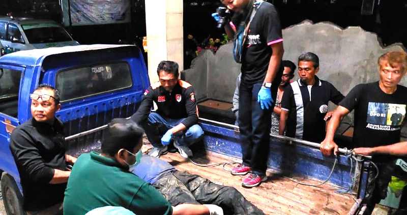 DITEMUKAN MENINGGAL : Korban yang ditemukan di sawah dibawa ke Puskesmas I Mendoyo. (foto: Polsek Mendoyo)